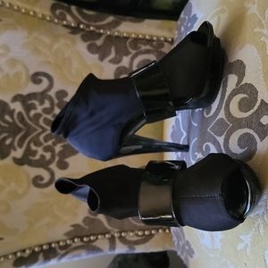 Excellent Condition no wear, tear or rips. Flexible scuba stretch material.